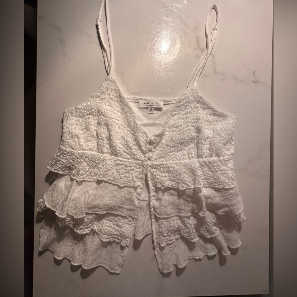 White ruffle tank top with cute open area in the center!! Sz M